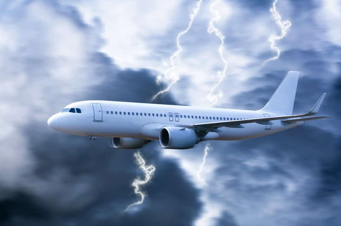 Volare, aumentano i rischi per le forti turbolenze. Investito aereo verso Sud America, diversi feriti