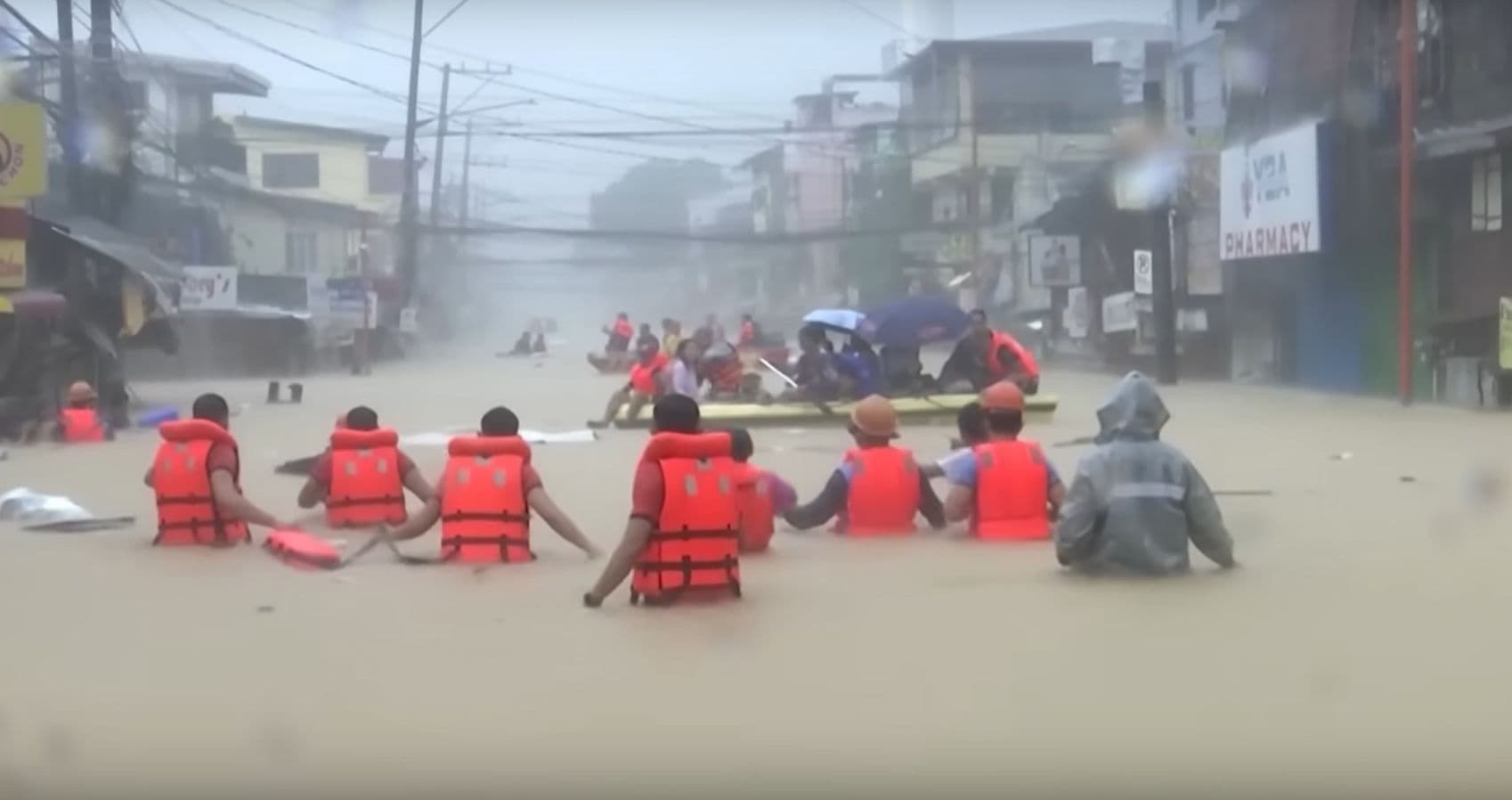 Tifone Carina e piogge monsoniche causano inondazioni catastrofiche nelle Filippine
