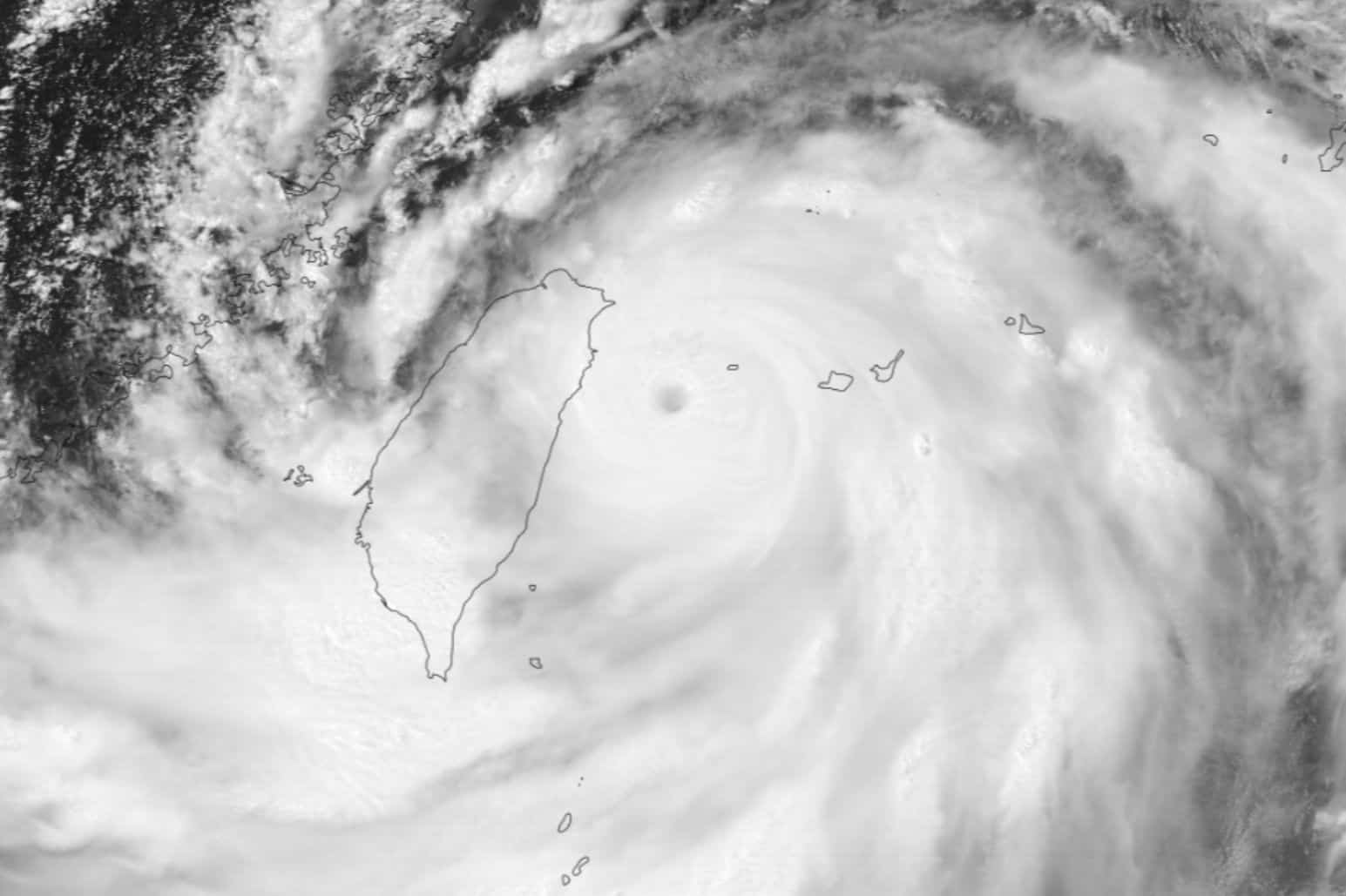 Il super tifone “Gaemi” colpisce Taiwan con venti fino a 250 km/h