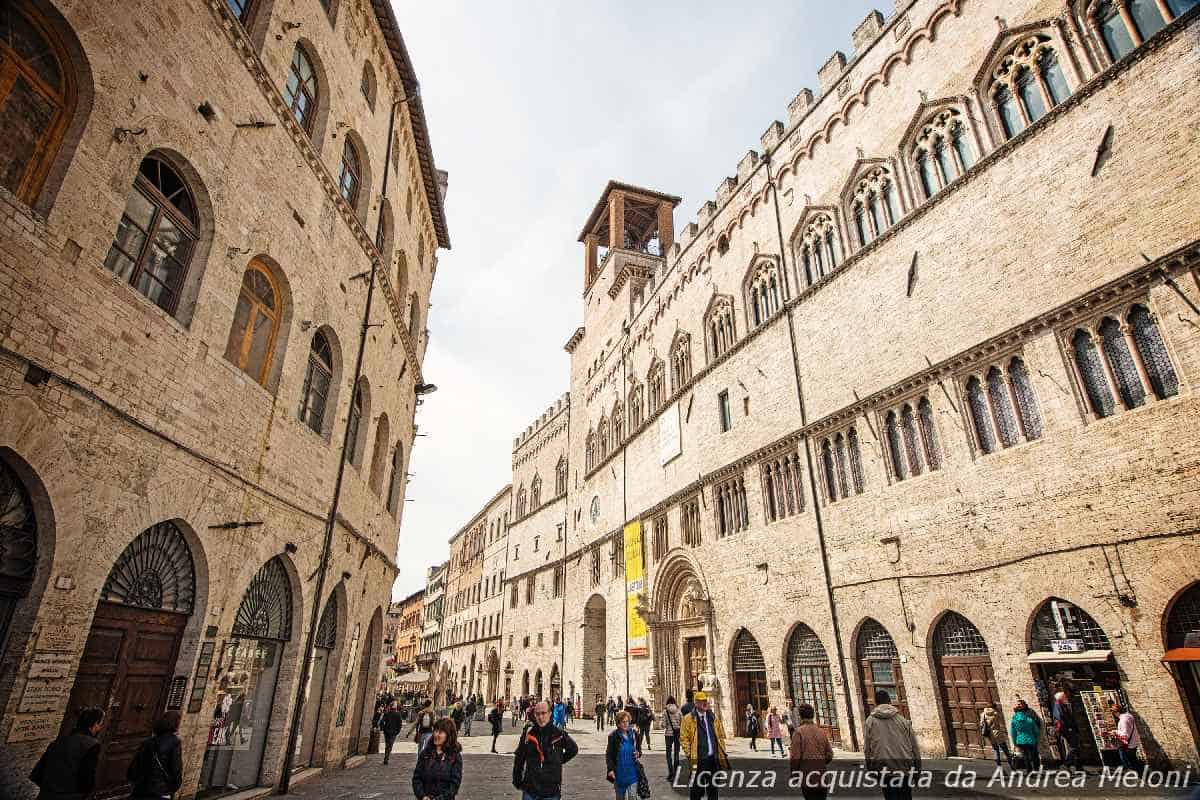 Meteo Perugia: Domani Nuvoloso con Rovesci, Vento e Nubi Sparse in Arrivo