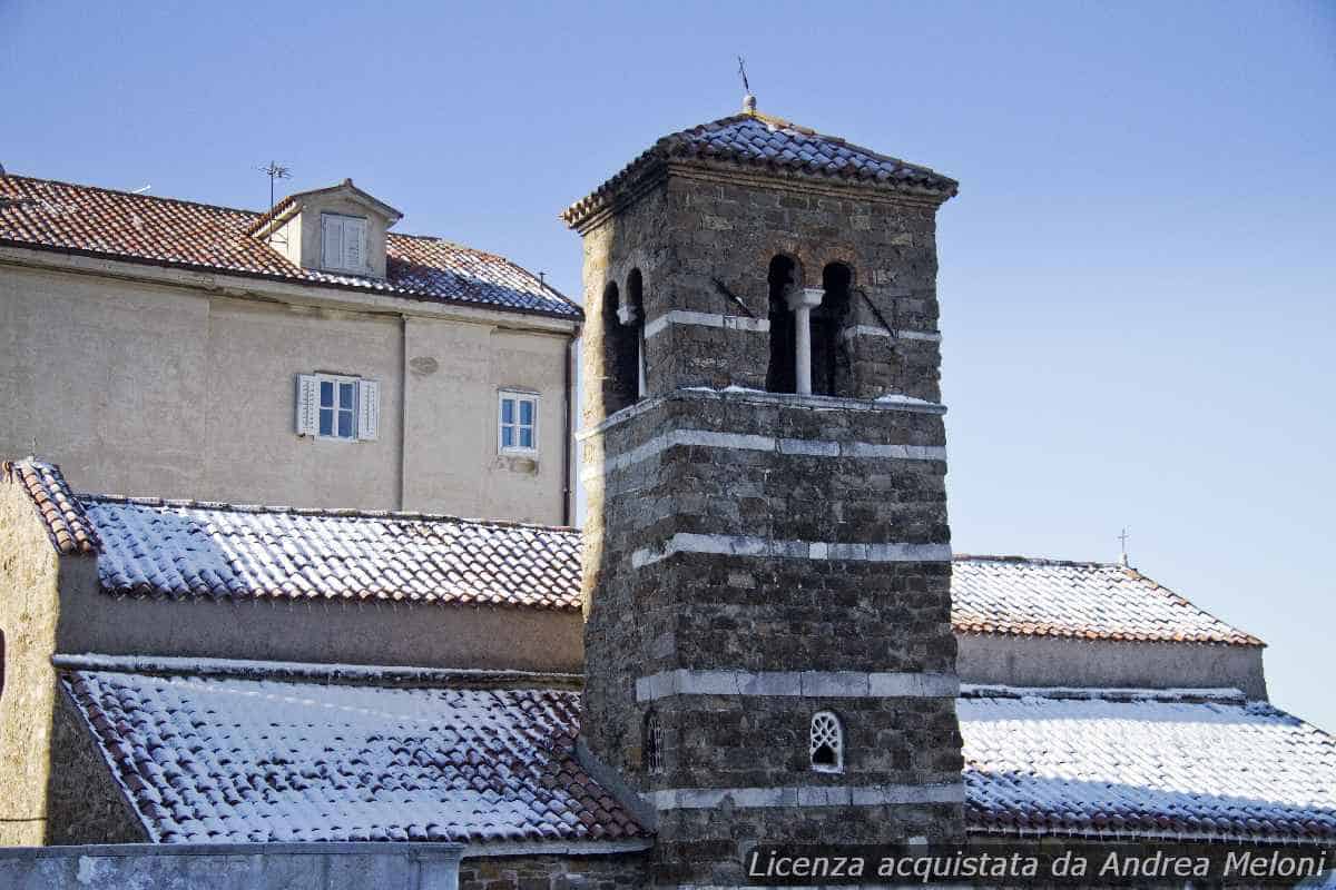Meteo Trieste: Nubi Sparse e Vento, Schiarite in Arrivo