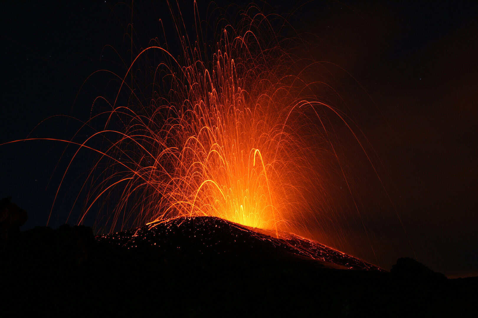 eruzione etna estate 2024