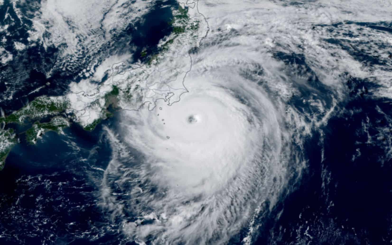 Allarme per tifone Ampil: evacuazioni di massa e gravi disagi in Giappone