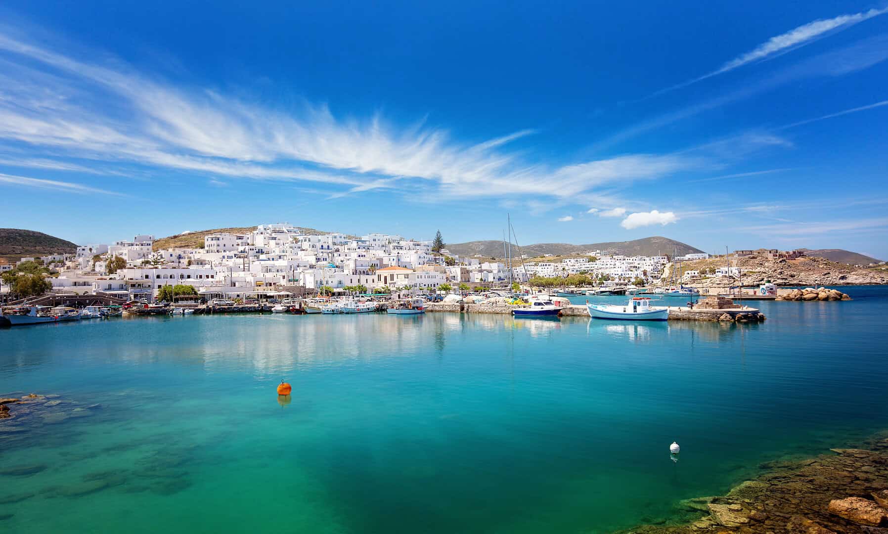 Viaggio a Paros: esplorazione di vicoli bianchi e idilliache spiagge dorate