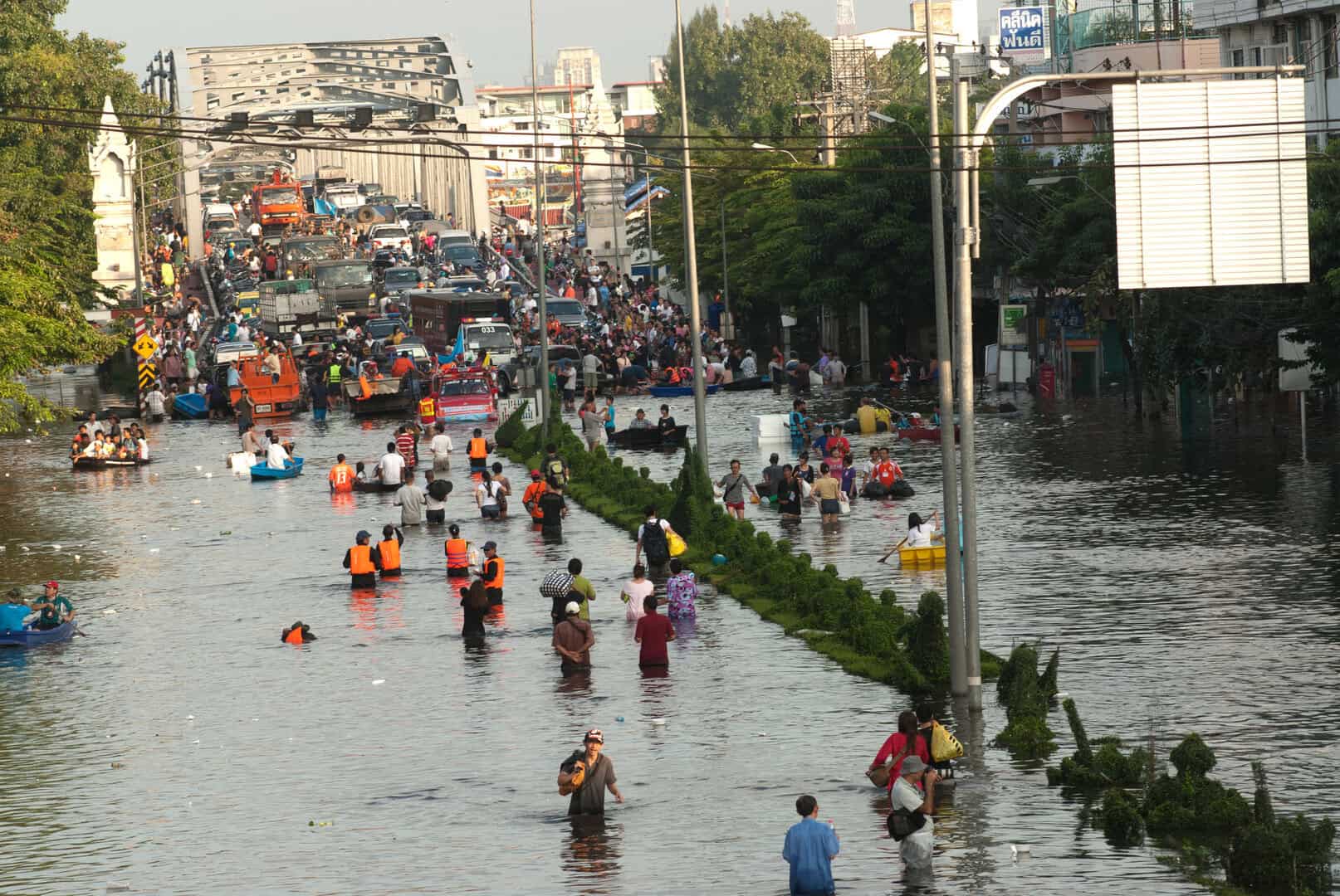 Inondazioni catastrofiche in Thailandia: un’emergenza che solleva questioni sul cambiamento climatico
