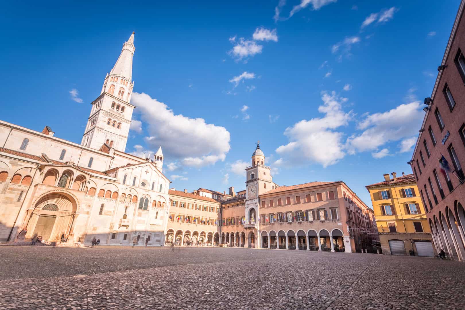 modena piazza centrale 1012