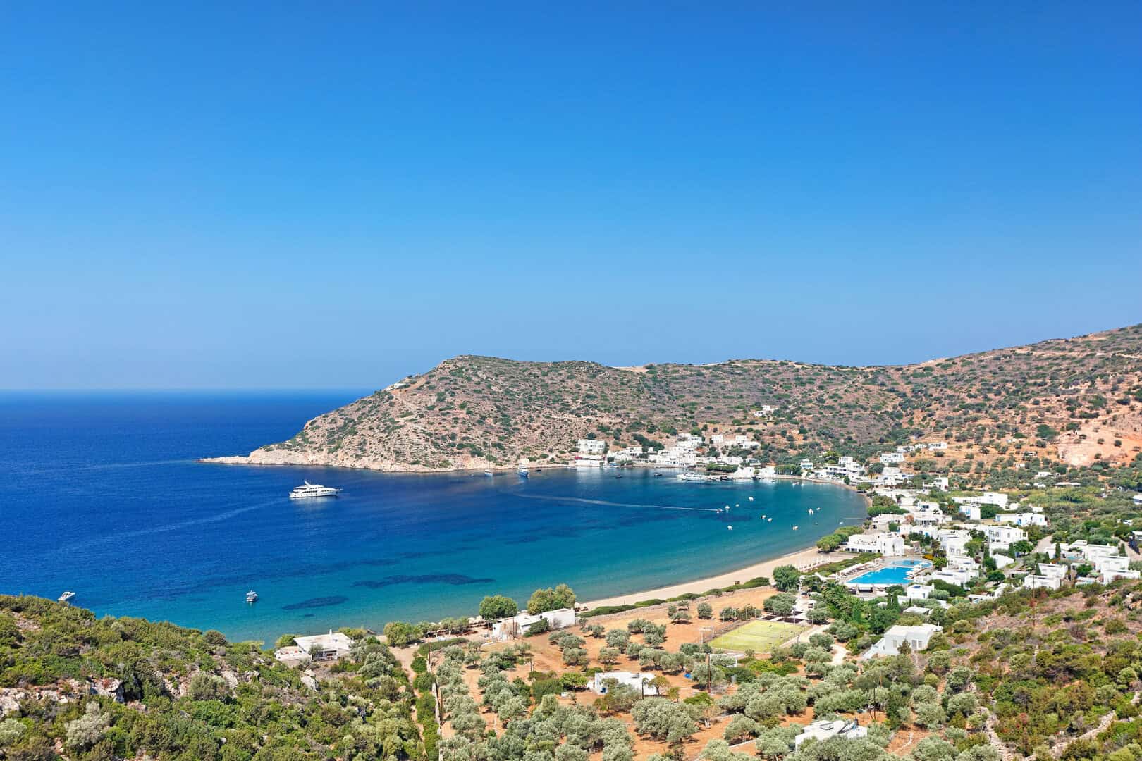 Viaggio a Sifnos: esplorazione spiagge e immersione nelle tradizioni locali