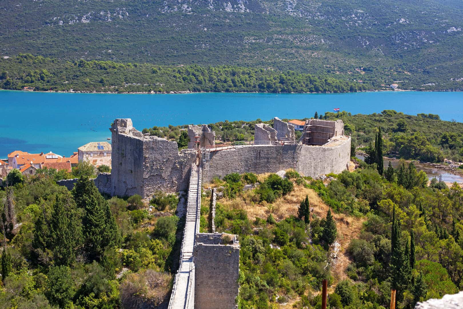 Viaggio a Ston: il fascino di un’antica città medievale della Croazia tra mare e verdi colline