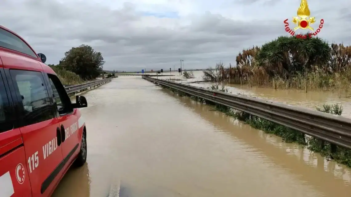 alluvione maltempo catania strade allagate 115 vigili del fuoco viabilita ko