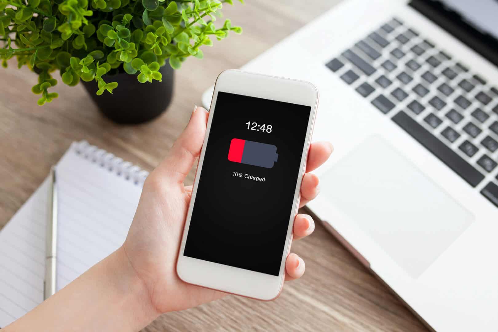 Cosa causa il degrado della batteria del cellulare? La colpa potrebbe essere dell’idrogeno