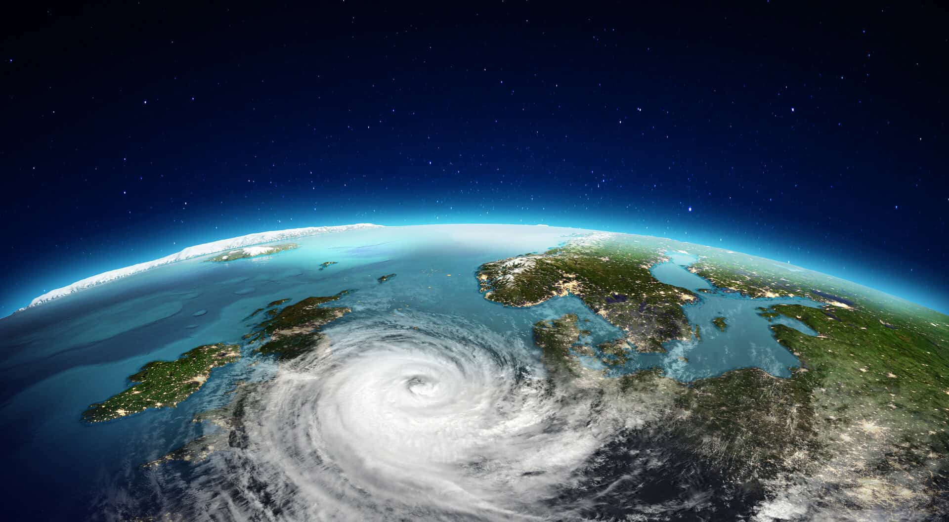 L’ex uragano Kirk si abbatte sulla Francia con la sua furia meteo: vento oltre i 200 km/h e piogge record