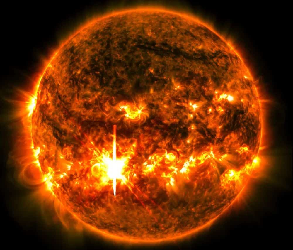 Un’intensa eruzione solare si manifesta dal Sole