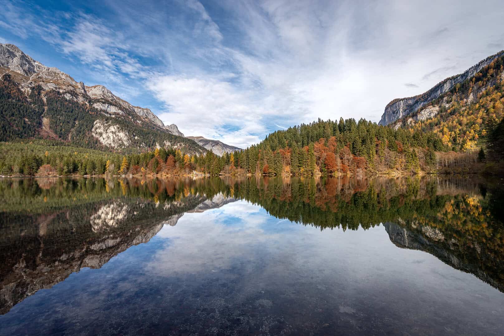 Viaggio alla scoperta dei laghi trentini durante l’incanto autunnale