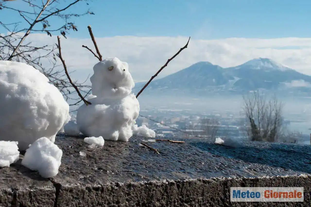 Neve a Napoli: il Vesuvio come il Monte Bianco