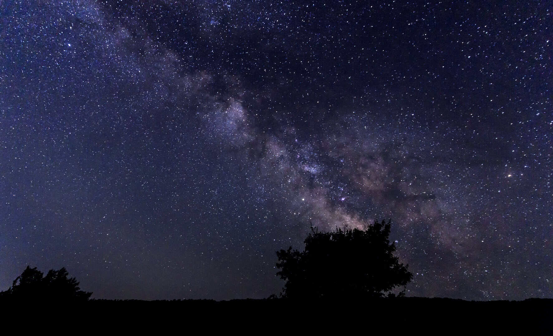 La via lattea e le sue due grandi galassie satelliti sorprendentemente sole