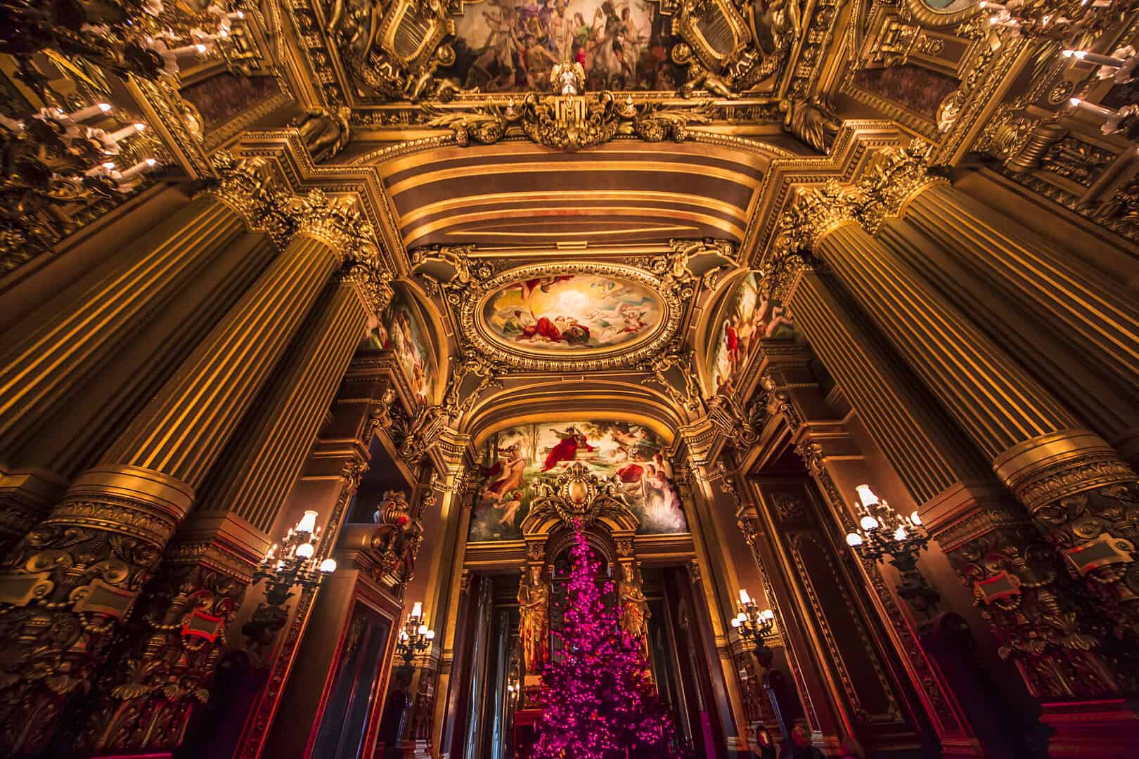 Turismo natalizio a Parigi. Le decorazioni sfavillanti dell’Opéra nel freddo inverno