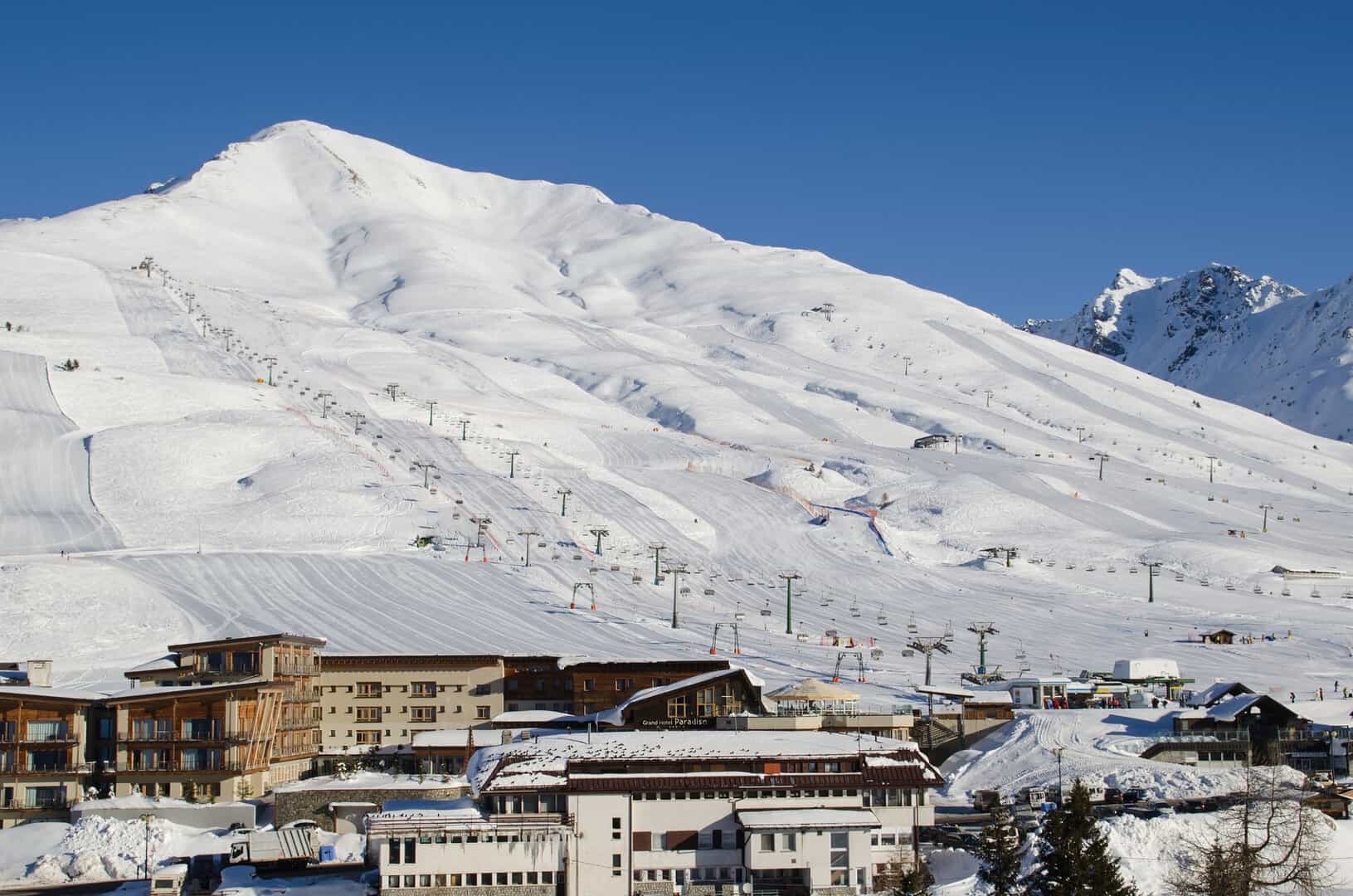 Turismo al passo del Tonale. Sci, snowboard e ciaspolate in Trentino