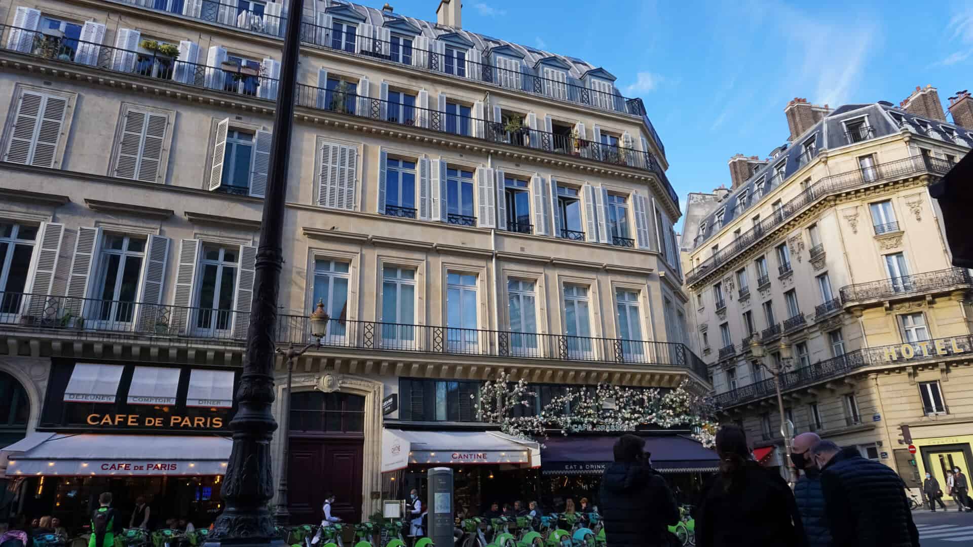 Turismo natalizio: patisserie di Rue Saint-Honoré e atmosfera festiva a Parigi