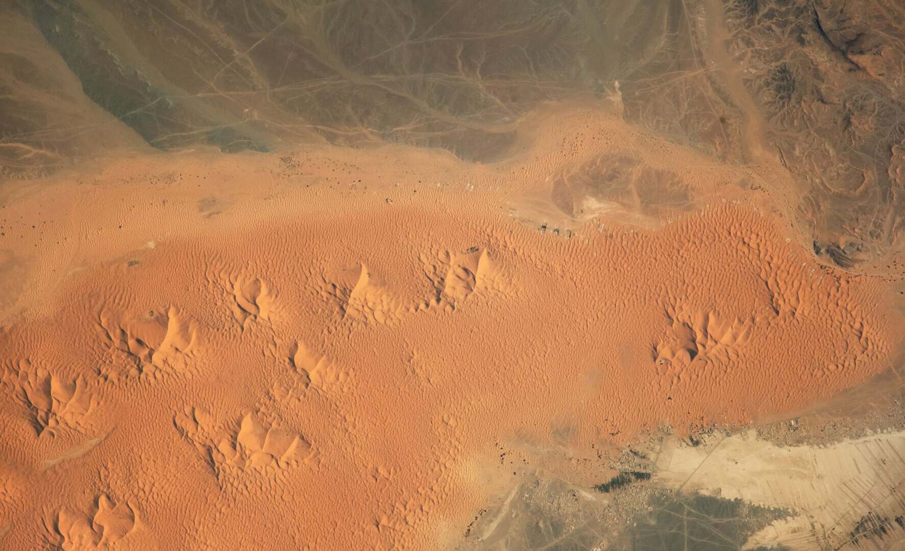 Le straordinarie piramidi giganti di sabbia del Sahara: la foto dalla Stazione Spaziale Internazionale