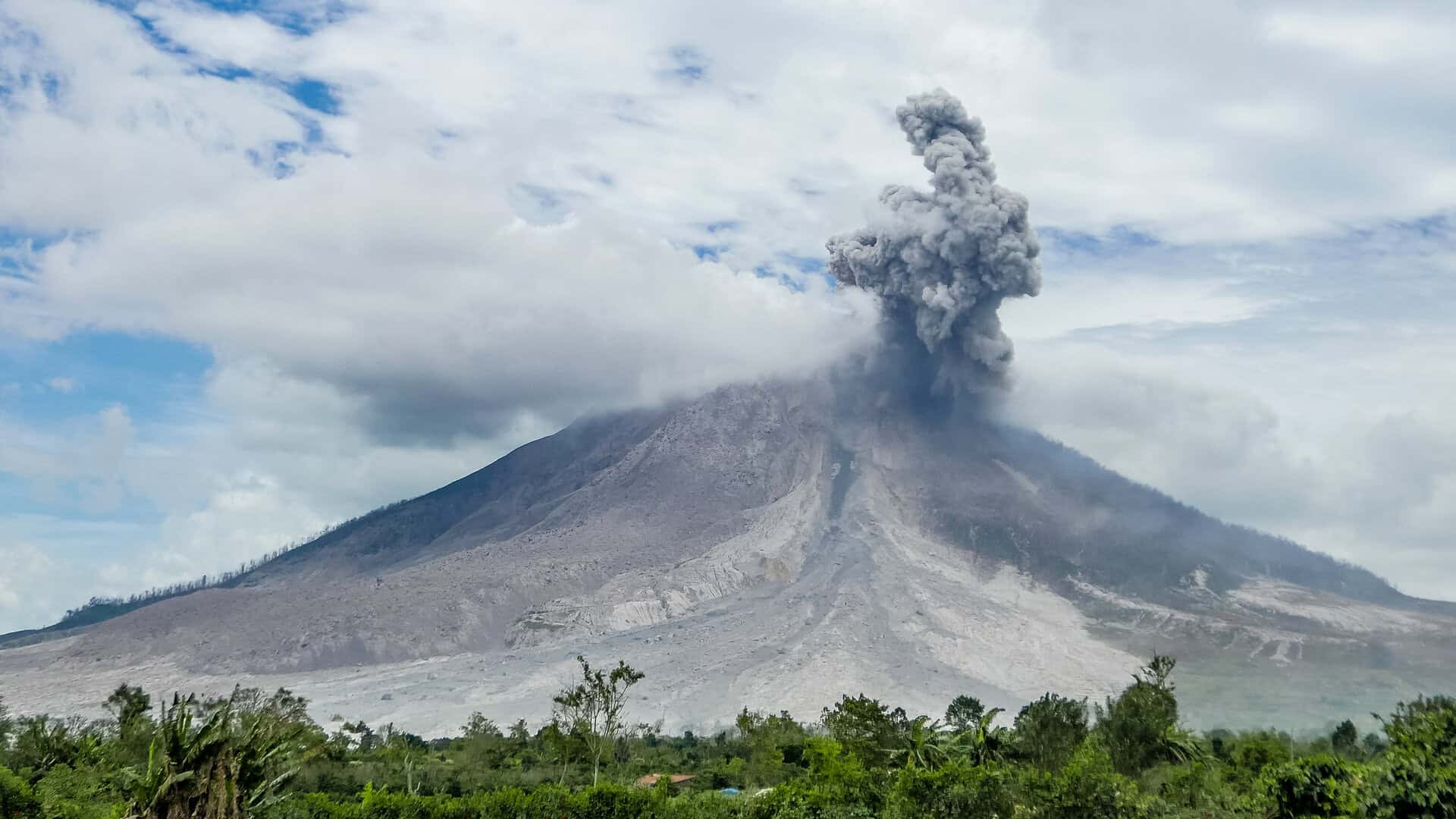eruzione vulcano indonesia 1105