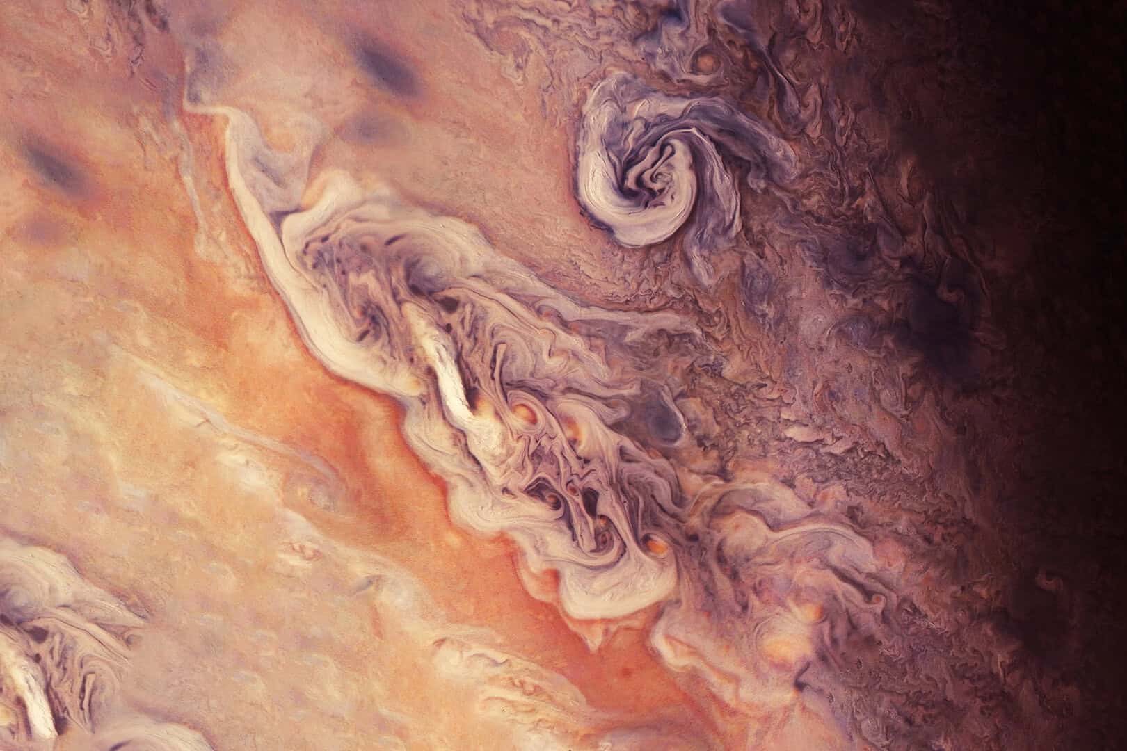 Come può Giove non avere una superficie? L’enigma del gigantesco pianeta gassoso