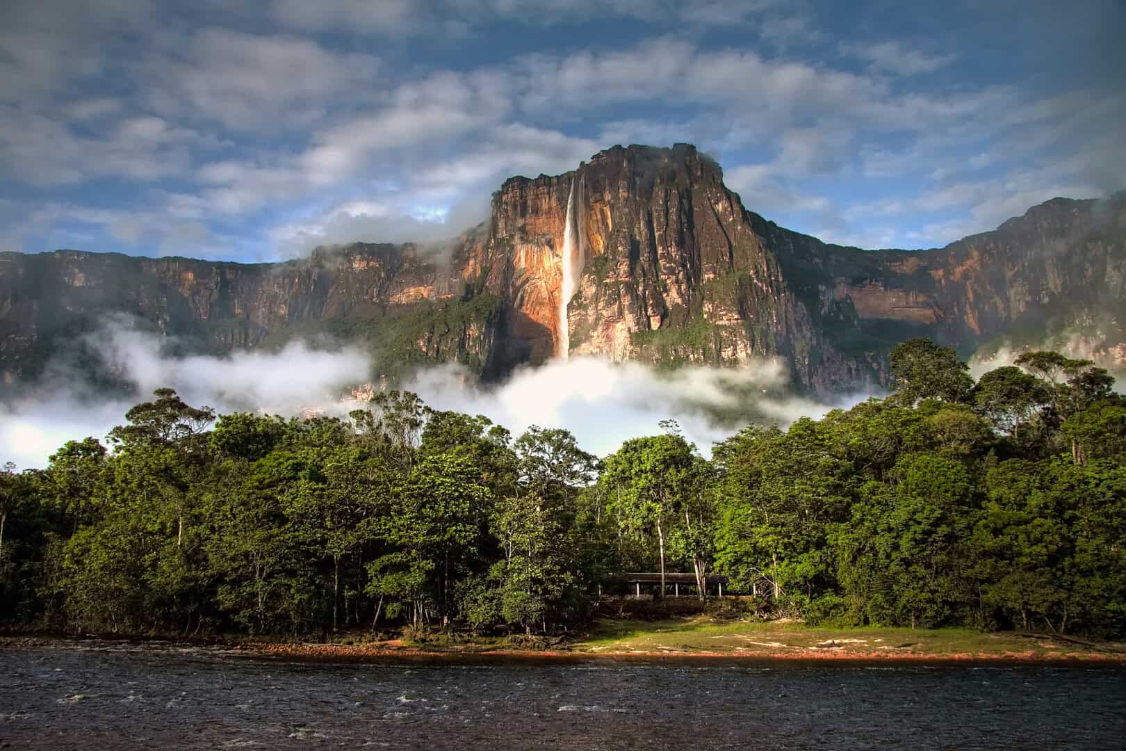 Angel Falls, Venezuela: la cascata da record, scopri in cosa non ha eguali nel mondo