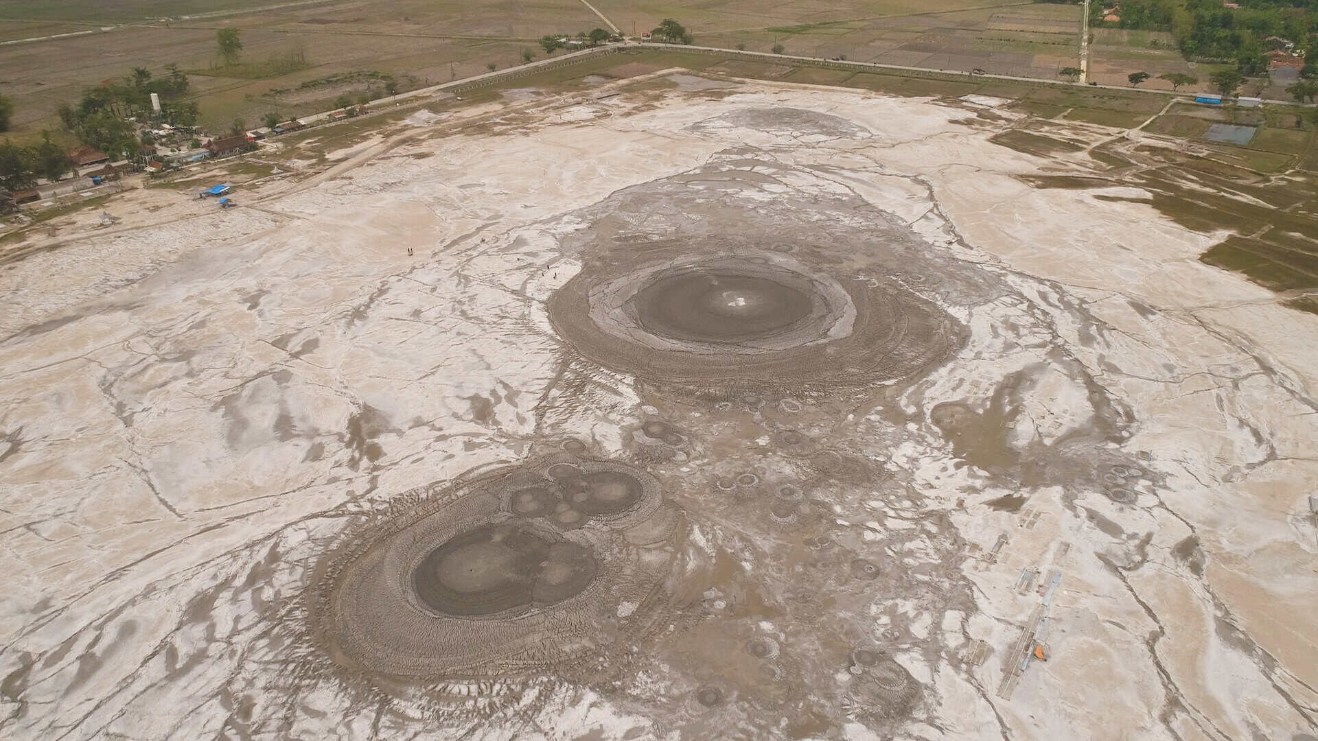 Eruzione sorprendente del vulcano di fango Bledug Kesongo in Indonesia