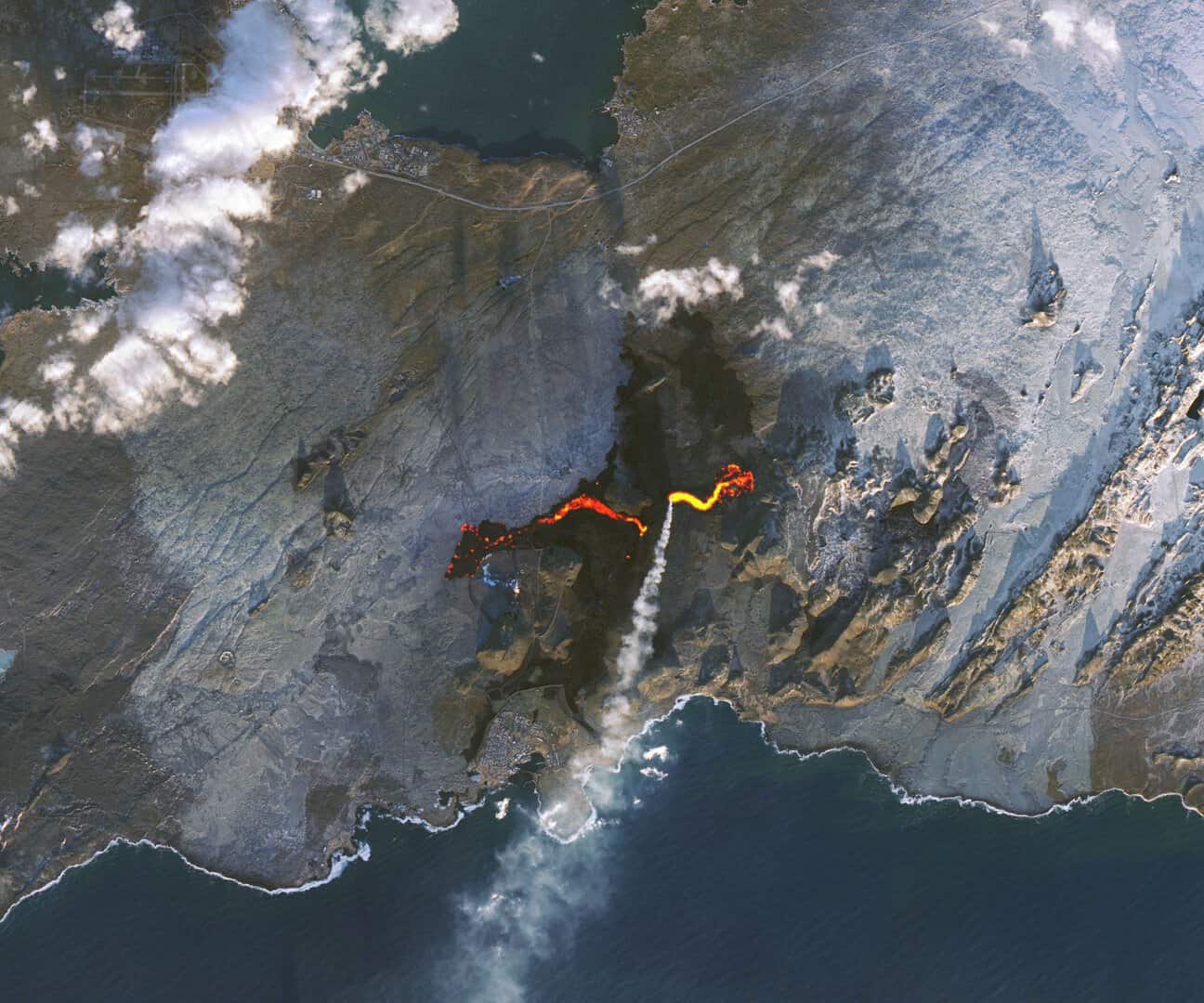 Eruzione vulcanica che minaccia l’Islanda: la spettacolare immagine dal satellite