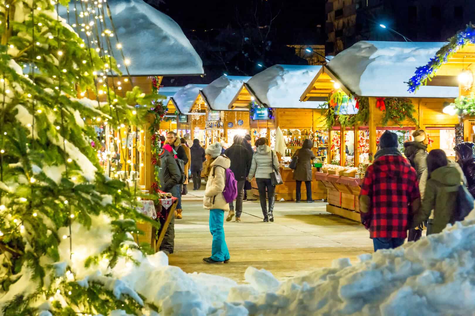 Turismo natalizio a New York. Columbus Circle tra freddo e nevicate