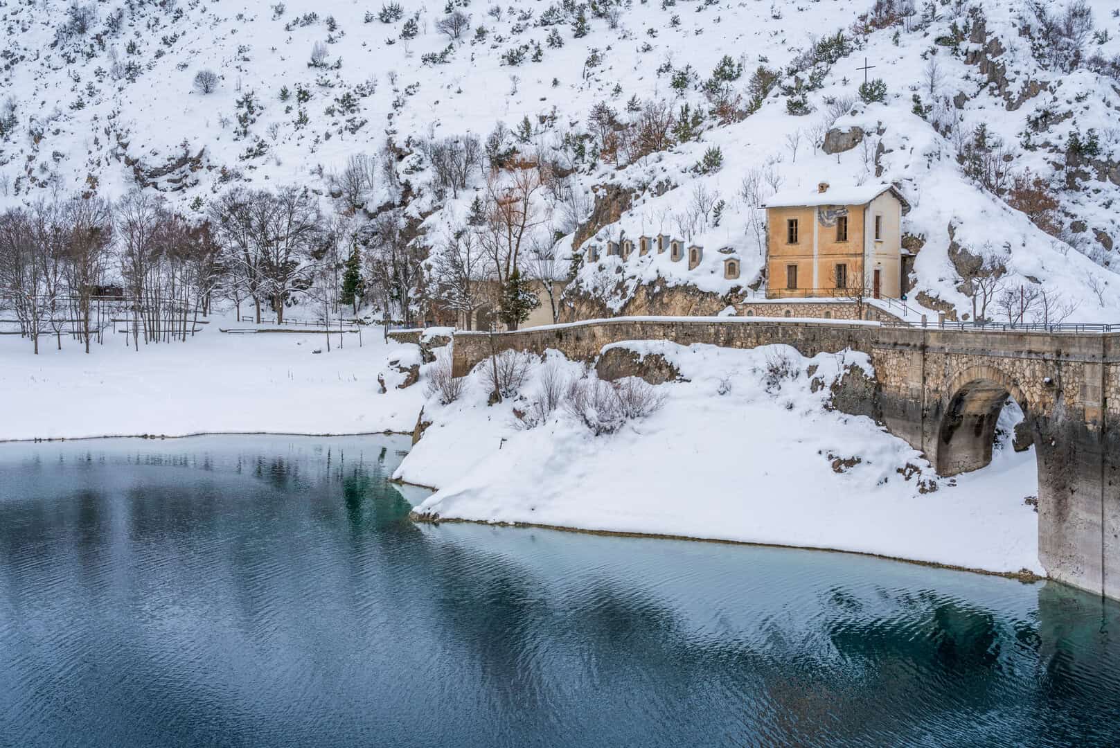 Turismo a Scanno: sci, ciaspolate, sci di fondo e pattinaggio in Abruzzo