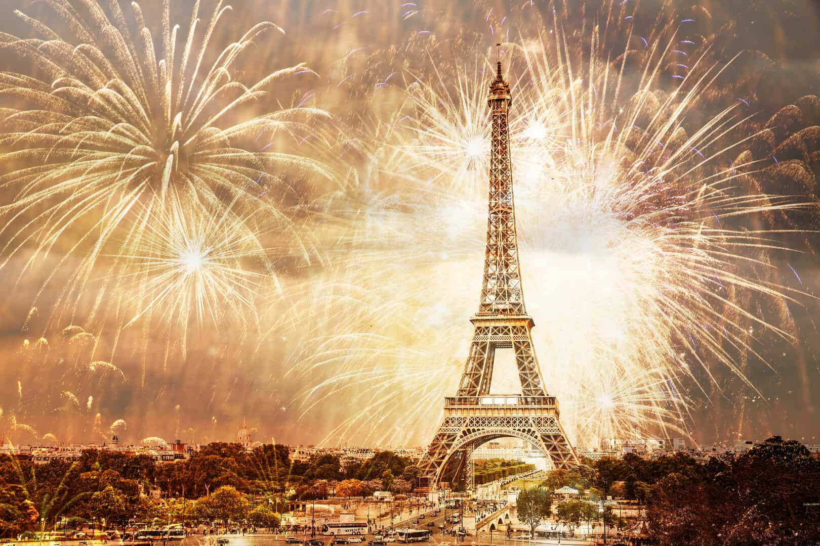 Turismo a Parigi. Magia natalizia e Capodanno lungo Avenue Montaigne