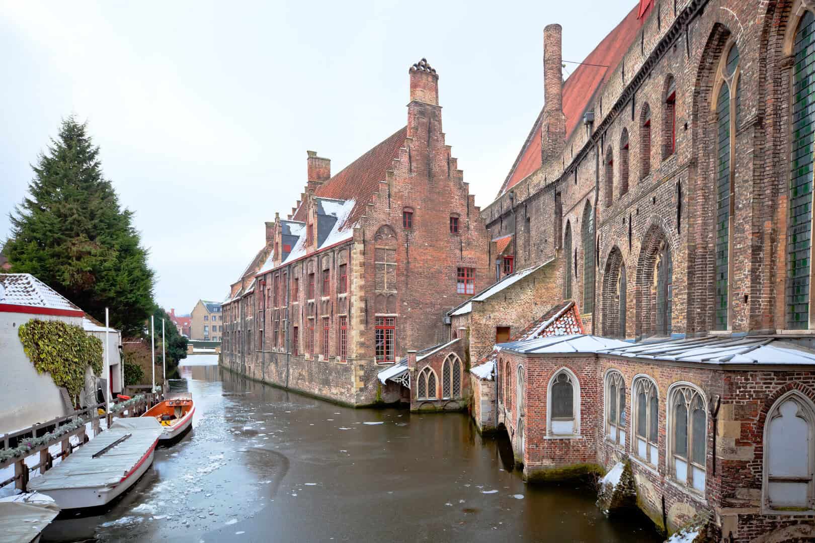 Turismo invernale a Bruges. Tra canali ghiacciati e cioccolato caldo