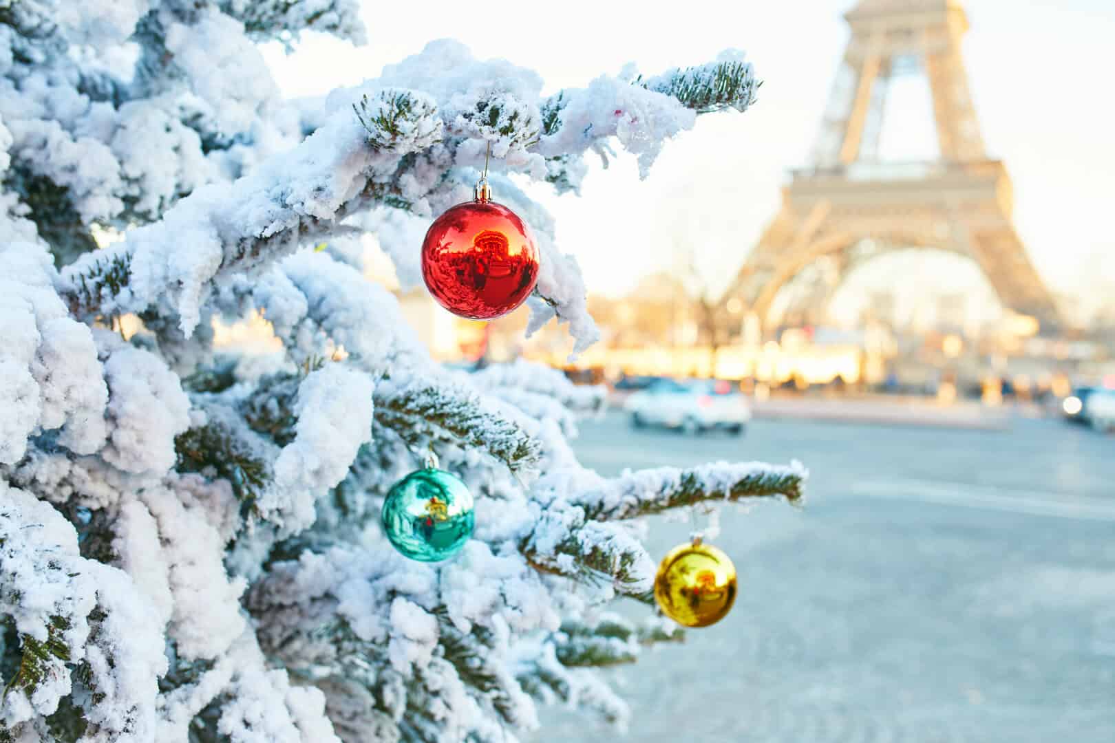 Turismo natalizio a Parigi. Luci sui ponti della Senna, clima freddo