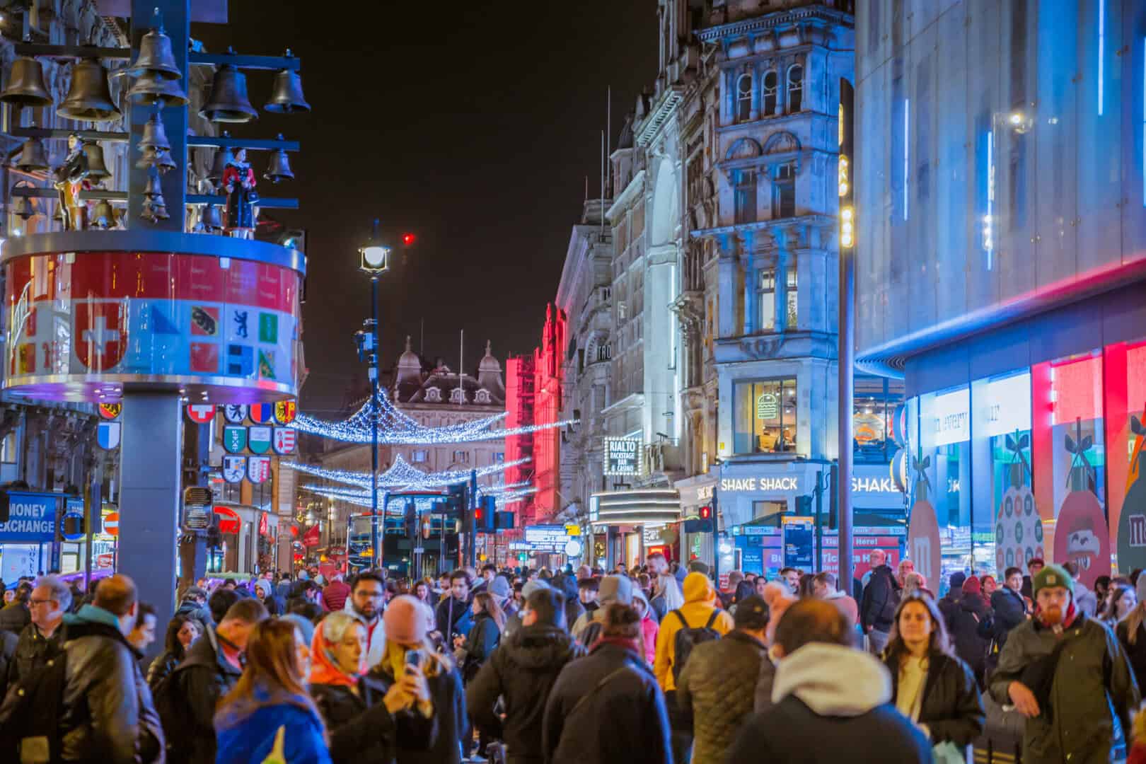 Turismo natalizio a Londra. Serata nei pub storici di Soho, clima incerto