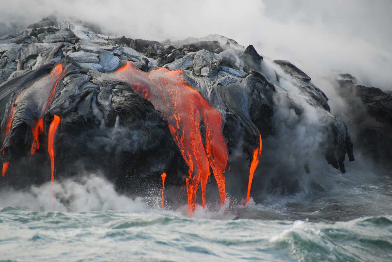 Scosse sismiche scuotono le Hawaii mentre prosegue l’eruzione del Kilauea