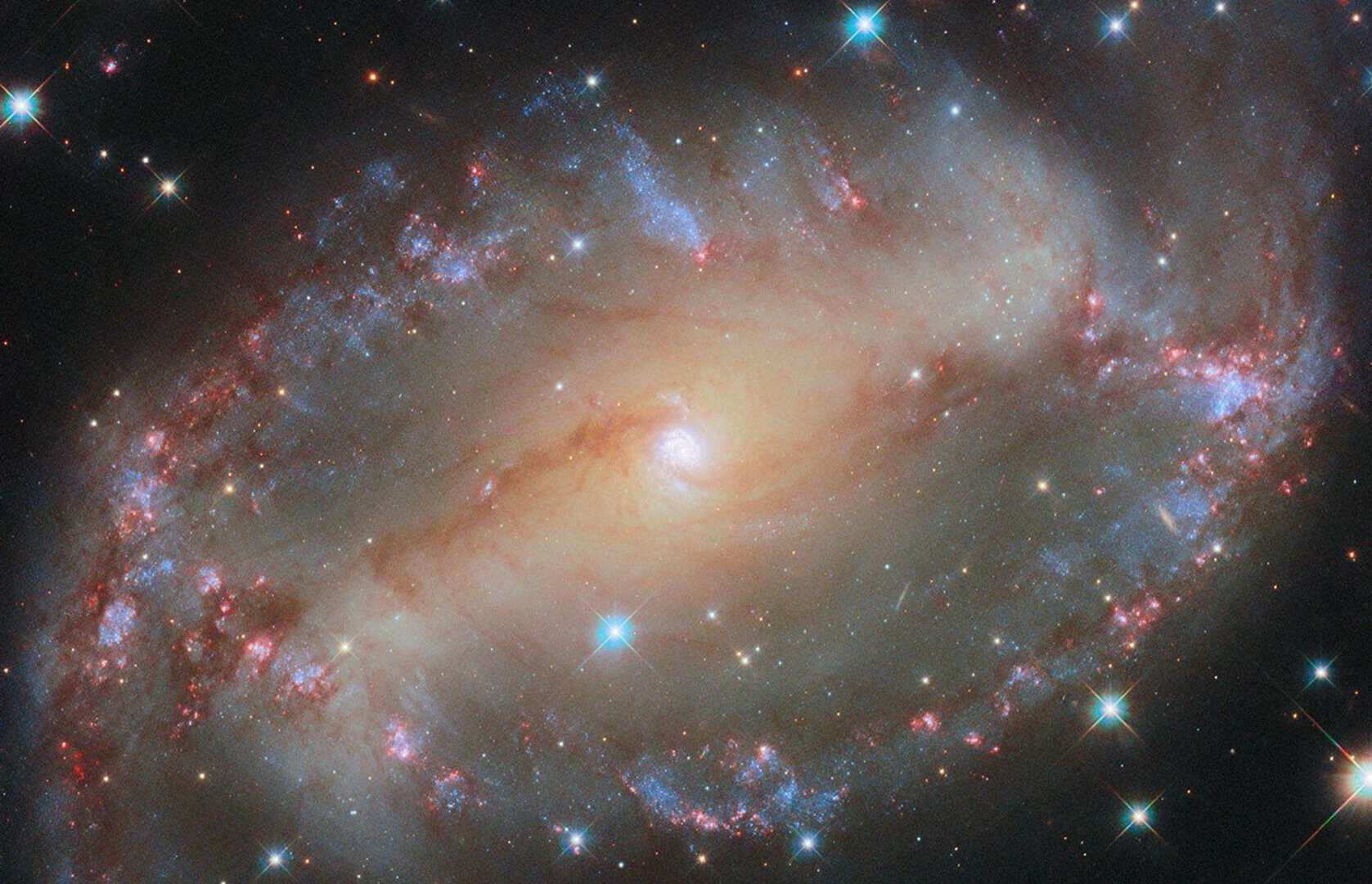 Hubble cattura un’immagine mozzafiato dell”occhio cosmico” di una galassia a spirale