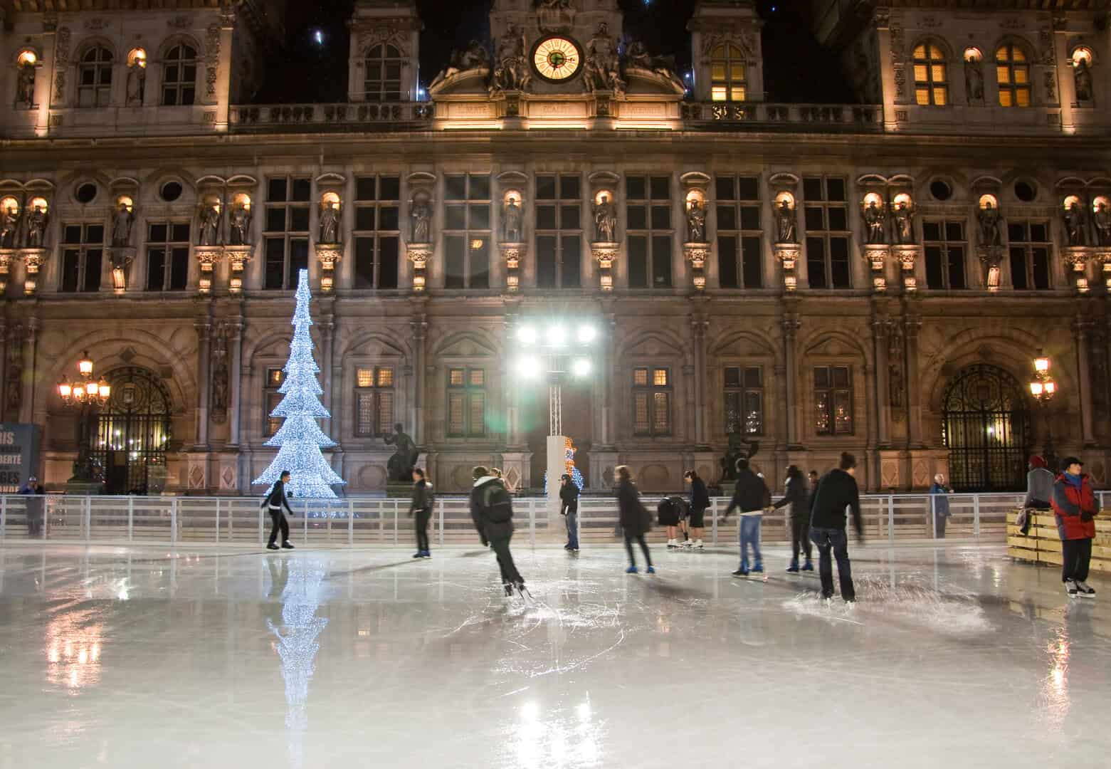 Vacanze di Natale a Parigi: l’esperienza di pattinare sul ghiaccio al Grand Palais