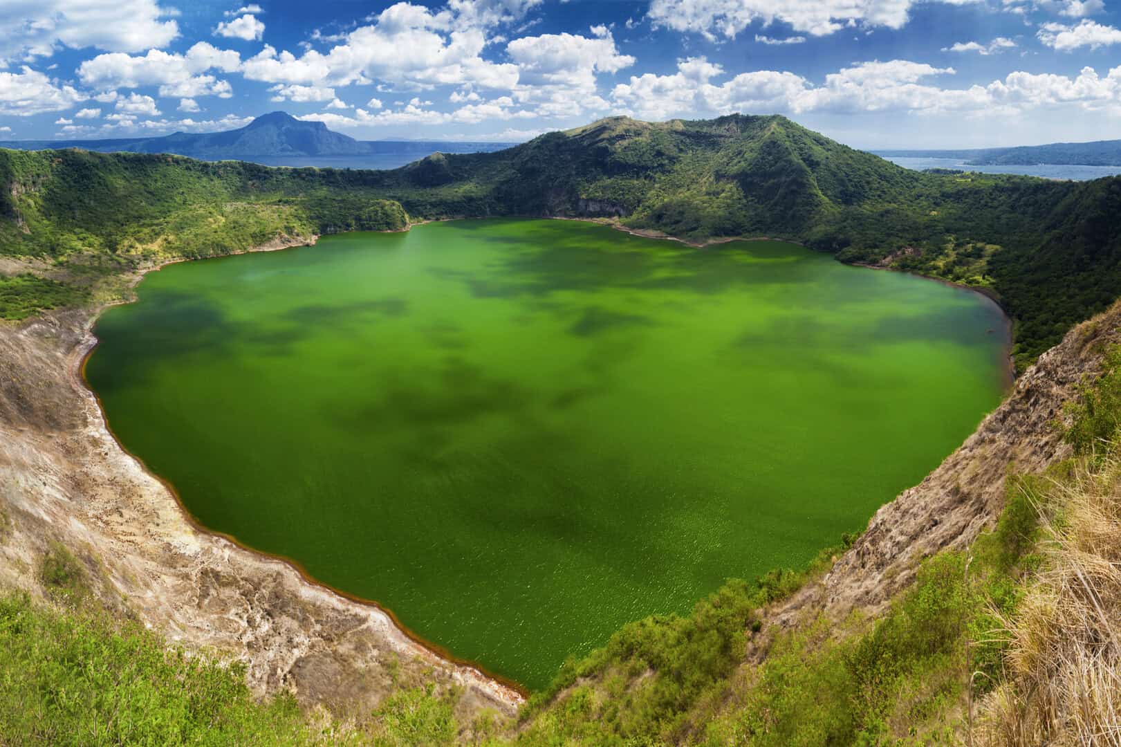 Il vulcano Taal torna in attività: è tra i più piccoli e pericolosi al mondo
