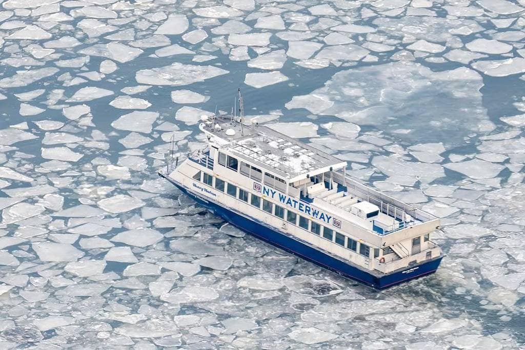 Meteo New York: il fiume Hudson ghiacciato. Non faceva così freddo da 13 anni