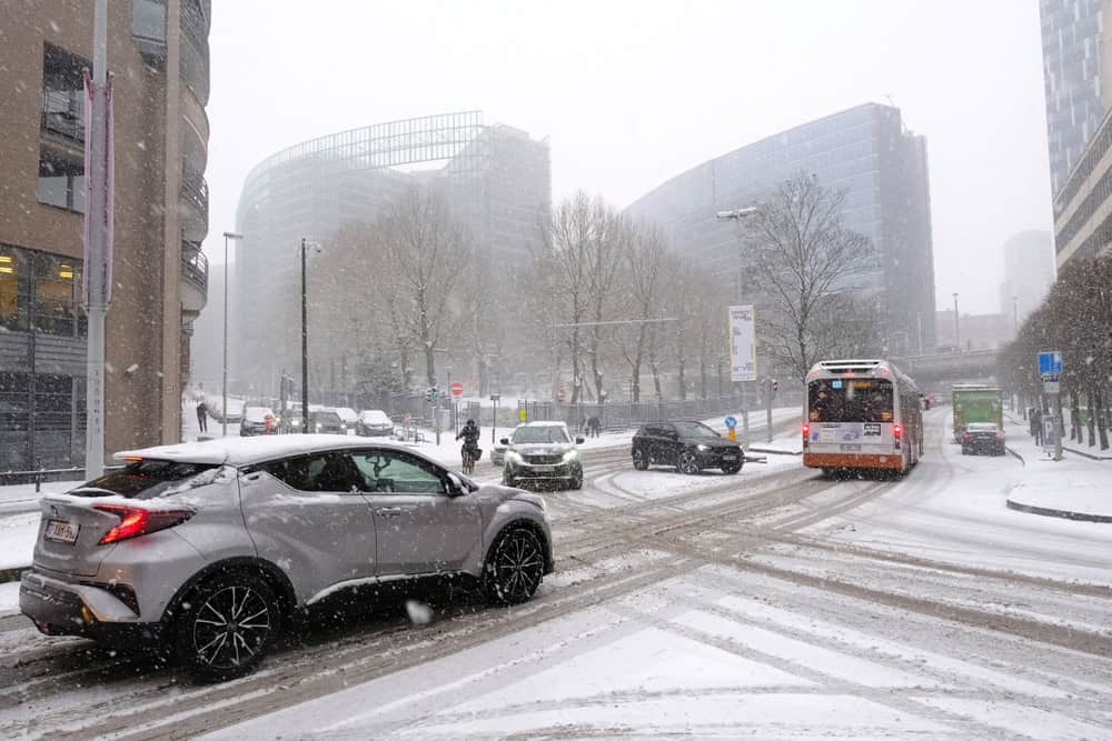 Meteo e disagi in Belgio: nevicate, strade scivolose e voli cancellati