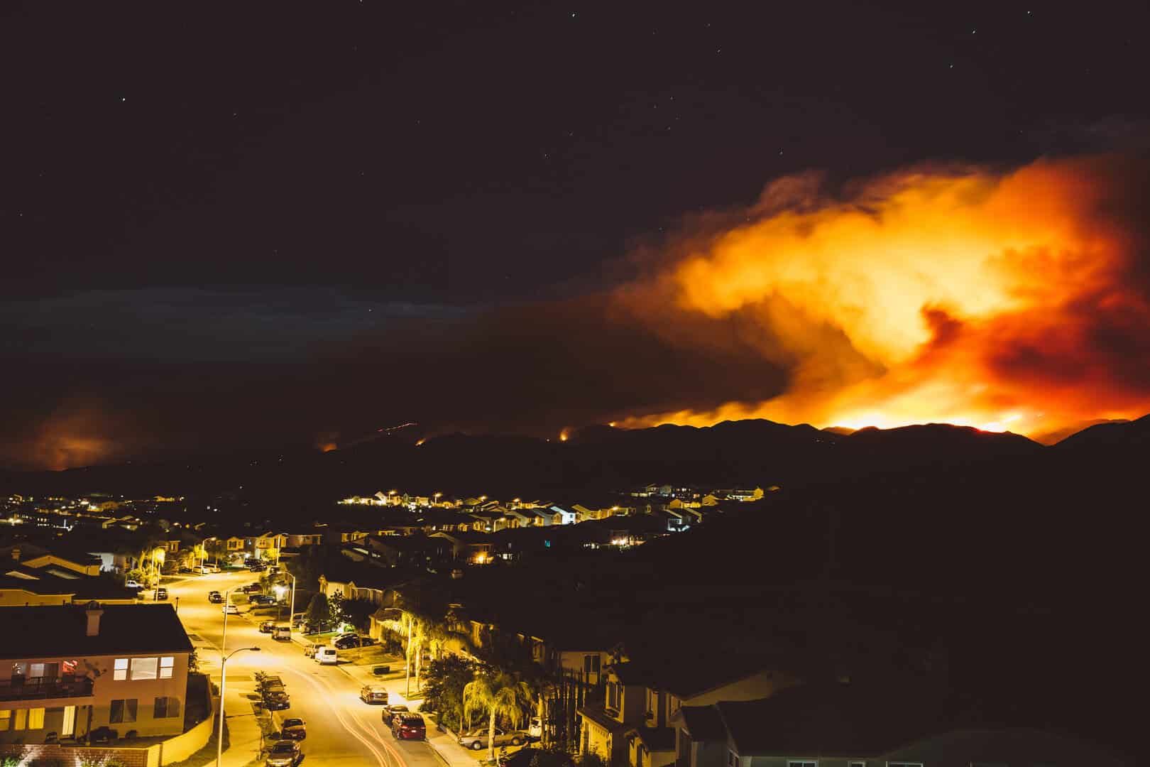 Meteo e incendi a Los Angeles: l’inferno di Hollywood tra venti apocalittici e evacuazioni di massa