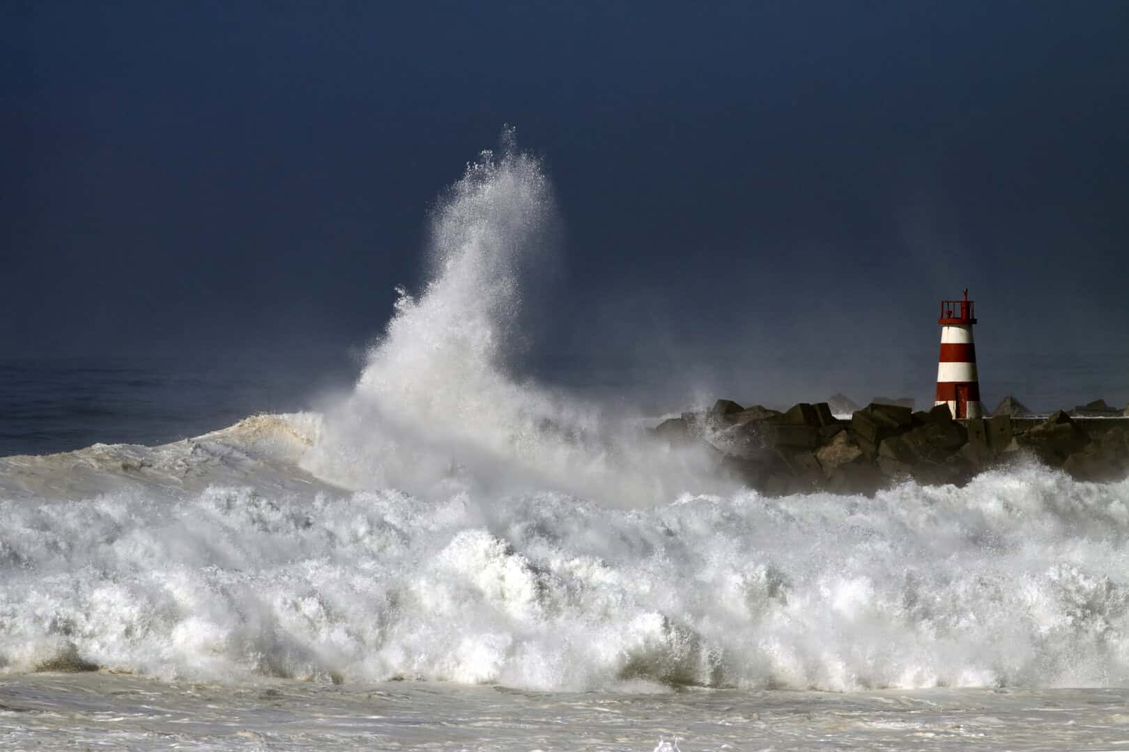 Meteo: Spagna nella tempesta, forti venti, neve e mareggiate per tutto il fine settimana