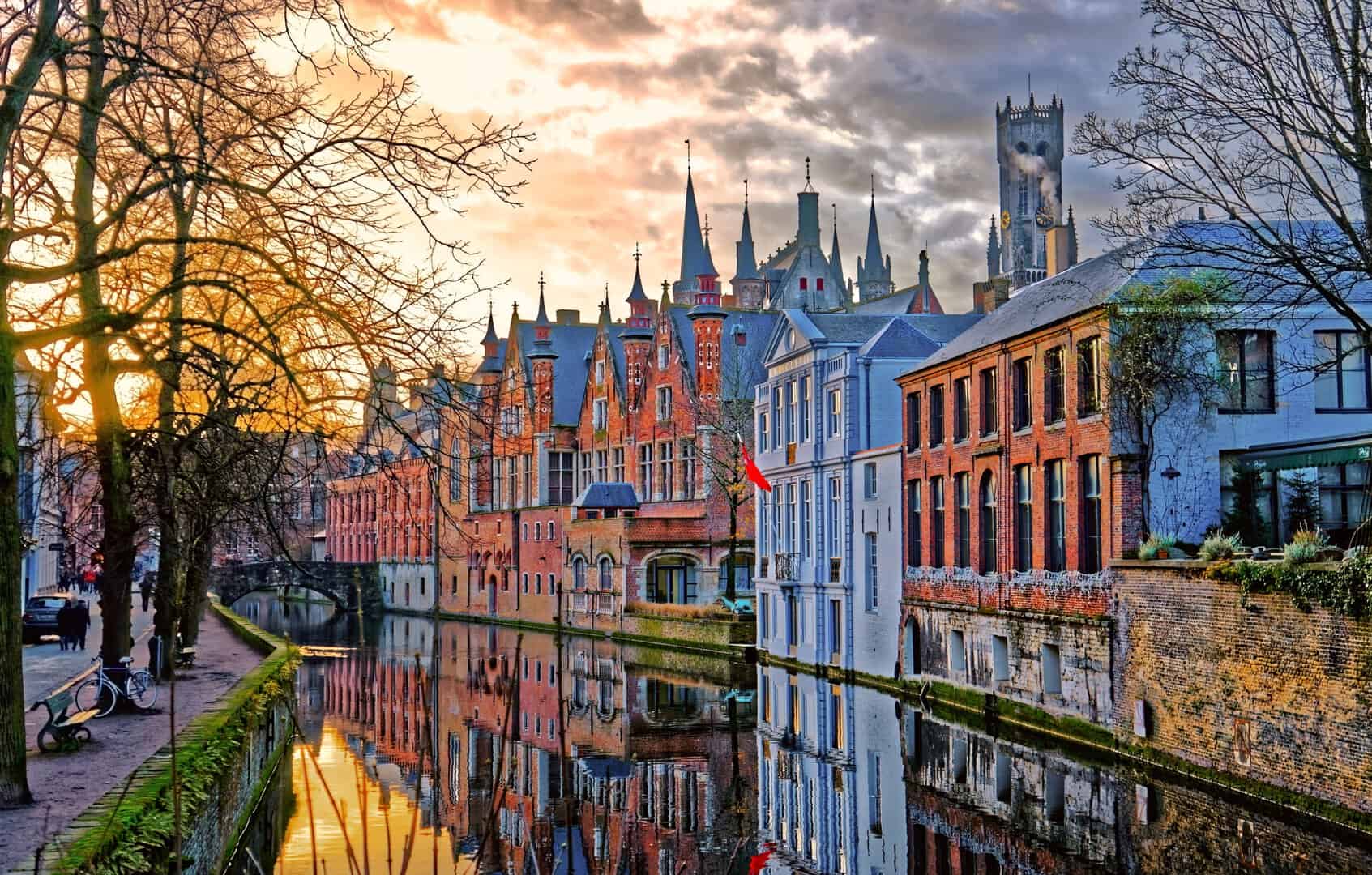 Turismo a Bruges, Belgio: chiese gotiche. Canali romantici e arte fiamminga conservata