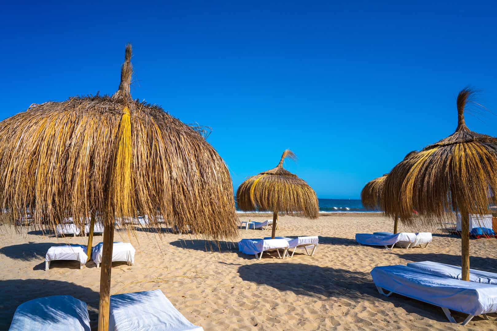 Viaggio low cost. Esplora Ibiza, tra spiagge incantevoli e vita notturna vibrante