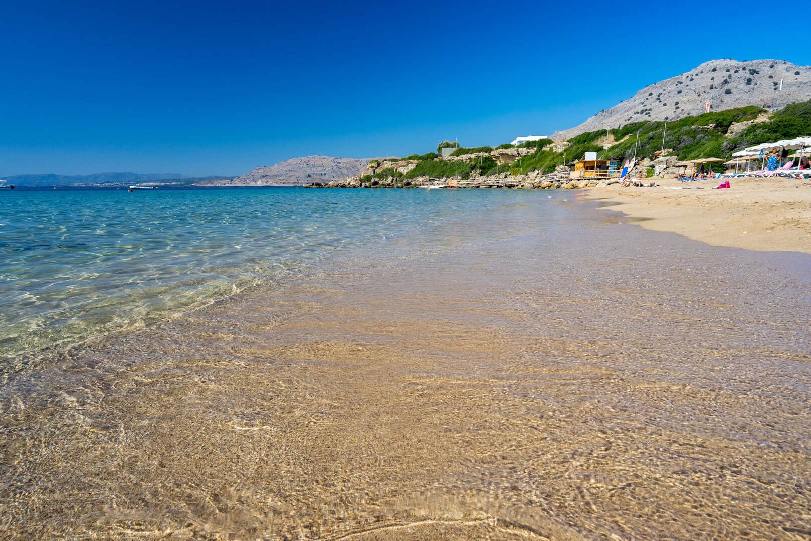 Turismo conveniente. Esplora le spiagge incantevoli di Pefkos, Rodi, Grecia per un relax ideale