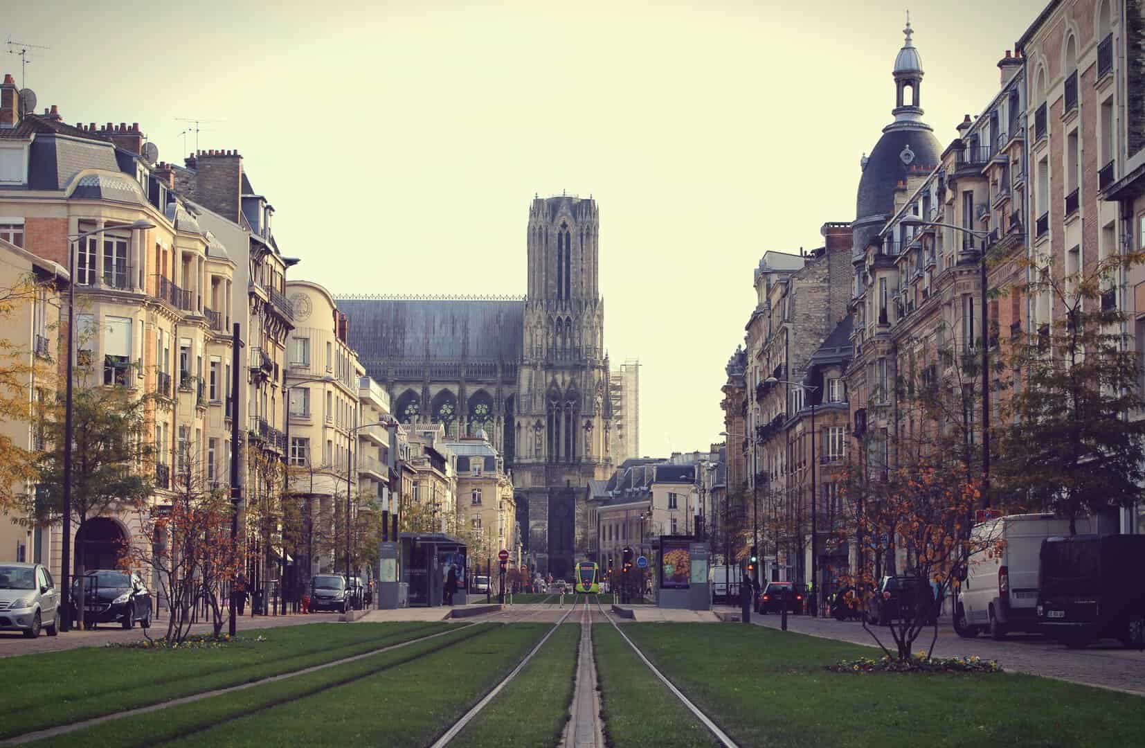 Turismo a Reims: tradizione, bollicine e storia nella culla della Champagne
