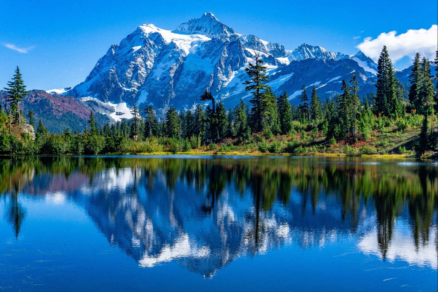 Turismo nelle Rockies, nord America. Trekking tra nevi e laghi cristallini