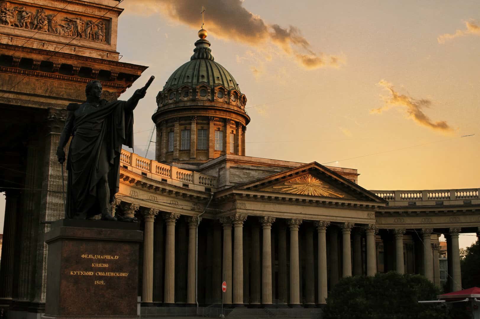Turismo a San Pietroburgo: eleganza. Musei e notti bianche estive