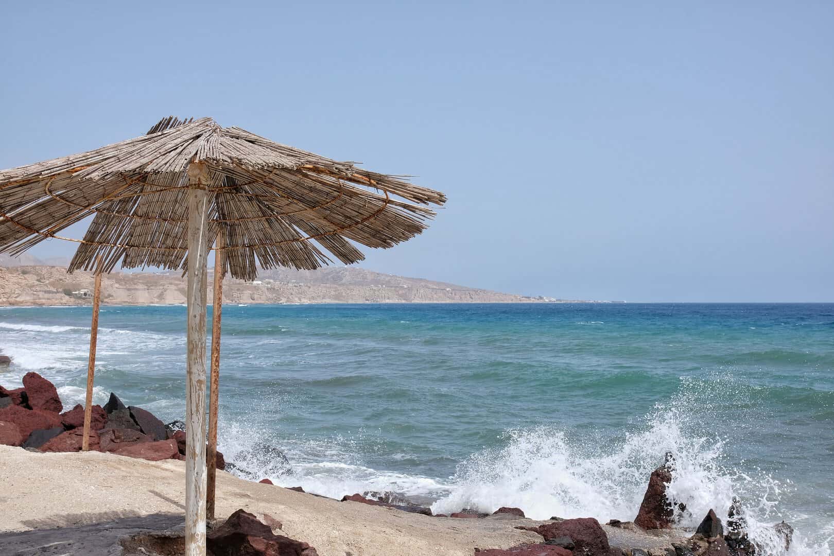 Turismo accessibile a Santorini. Scopri spiagge e tramonti senza spendere una fortuna