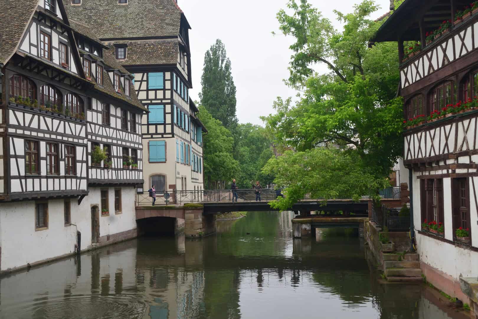 Viaggio lungo i canali di Strasburgo. Guida alla scoperta fluviale